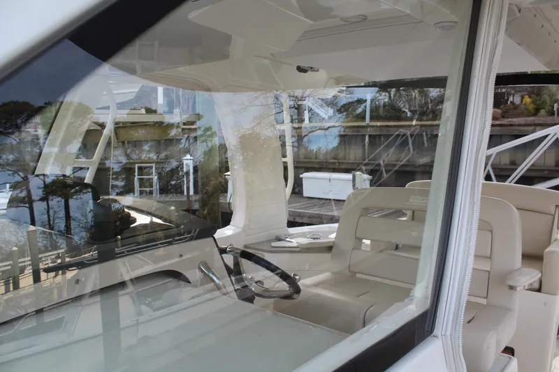 Slide: The Image of Boston Whaler 350 REALM 2021 - 27