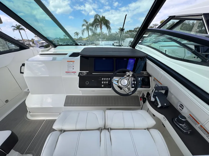 Slide: The Image of Sea Ray Sundancer 320 Outboard 2026 - 15