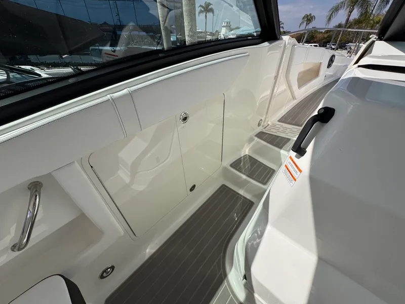 Slide: The Image of Sea Ray Sundancer 320 Outboard 2026 - 20