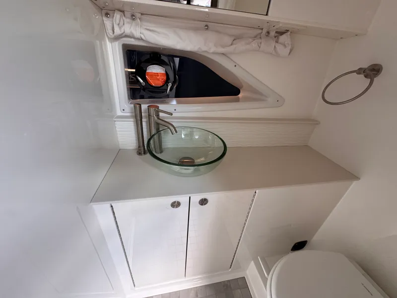 Slide: The Image of Sea Ray Sundancer 320 Outboard 2026 - 33