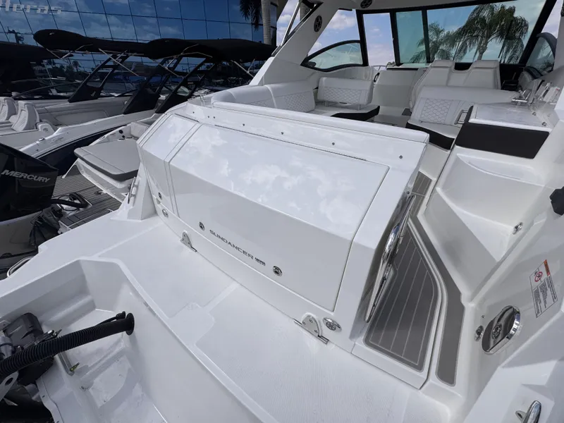 Slide: The Image of Sea Ray Sundancer 320 Outboard 2026 - 5