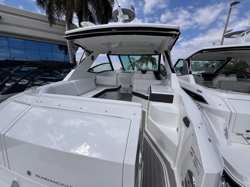 Slide: The Image of Sea Ray Sundancer 320 Outboard 2026 - 7