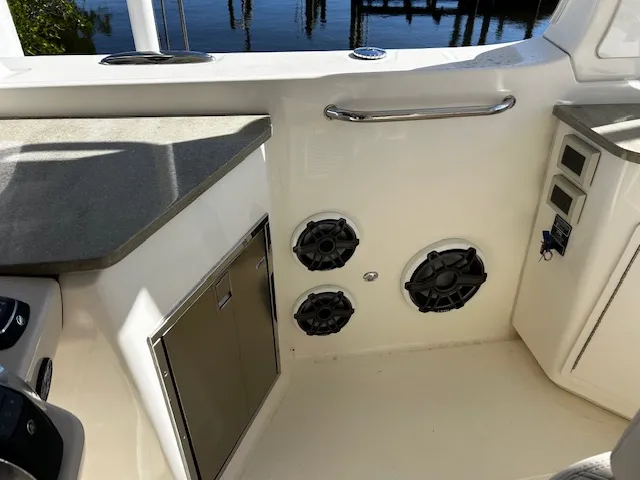 Slide: The Image of Boston Whaler 350 EX 2021 - 20