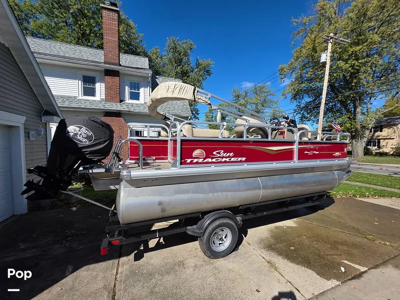 Slide: The Image of Sun Tracker Bass Buggy 18 DLX 2023 - 15970406