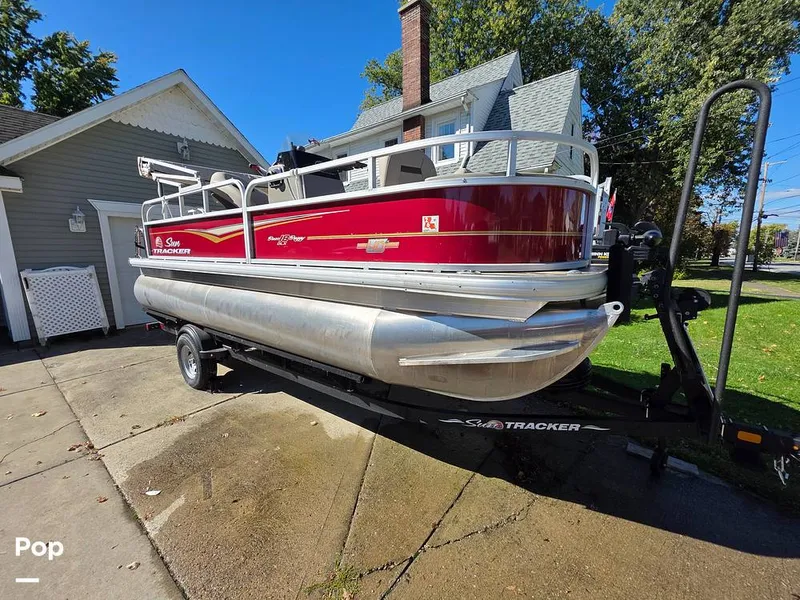 Slide: The Image of Sun Tracker Bass Buggy 18 DLX 2023 - 15970408