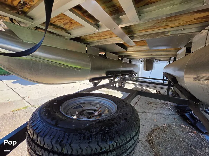 Slide: The Image of Sun Tracker Bass Buggy 18 DLX 2023 - 15970413