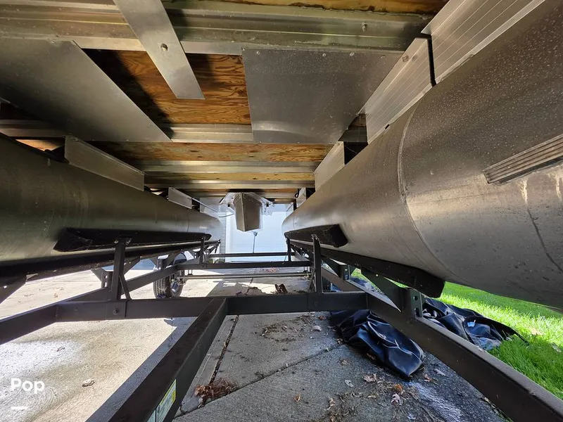 Slide: The Image of Sun Tracker Bass Buggy 18 DLX 2023 - 15970414