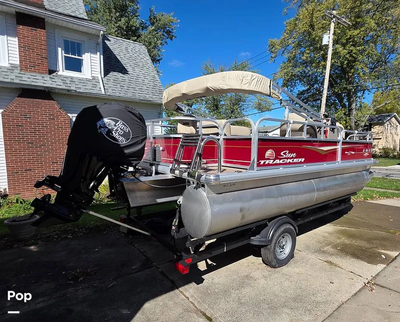 Slide: The Image of Sun Tracker Bass Buggy 18 DLX 2023 - 15970457