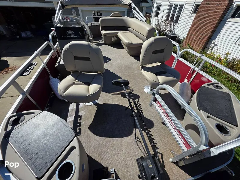 Slide: The Image of Sun Tracker Bass Buggy 18 DLX 2023 - 15970415