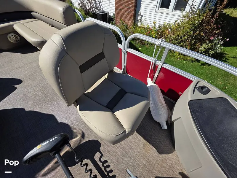 Slide: The Image of Sun Tracker Bass Buggy 18 DLX 2023 - 15970419