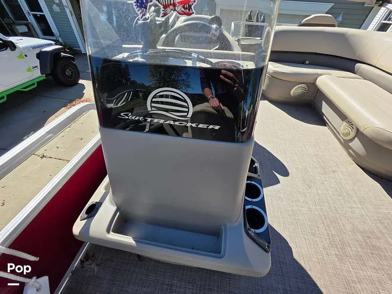 Slide: The Image of Sun Tracker Bass Buggy 18 DLX 2023 - 15970424