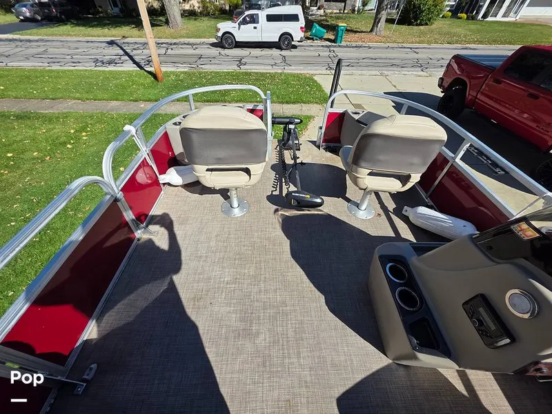 Slide: The Image of Sun Tracker Bass Buggy 18 DLX 2023 - 15970451