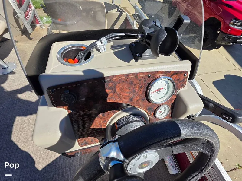 Slide: The Image of Sun Tracker Bass Buggy 18 DLX 2023 - 15970427