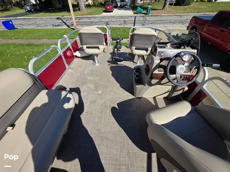 Slide: The Image of Sun Tracker Bass Buggy 18 DLX 2023 - 15970430