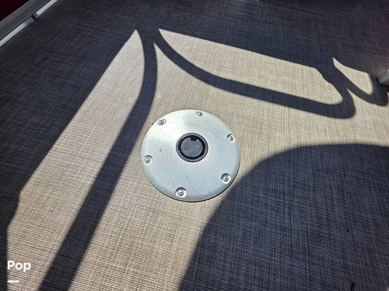 Slide: The Image of Sun Tracker Bass Buggy 18 DLX 2023 - 15970431