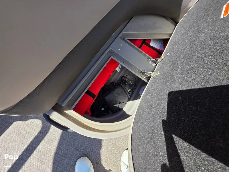 Slide: The Image of Sun Tracker Bass Buggy 18 DLX 2023 - 15970434