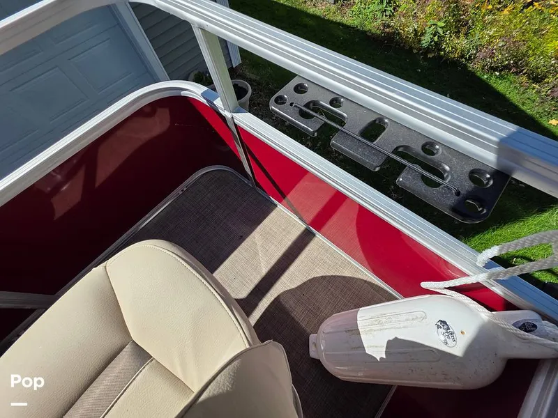 Slide: The Image of Sun Tracker Bass Buggy 18 DLX 2023 - 15970438