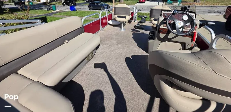 Slide: The Image of Sun Tracker Bass Buggy 18 DLX 2023 - 15970439