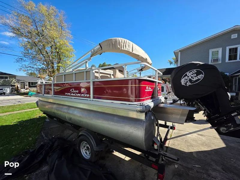 Slide: The Image of Sun Tracker Bass Buggy 18 DLX 2023 - 15970400