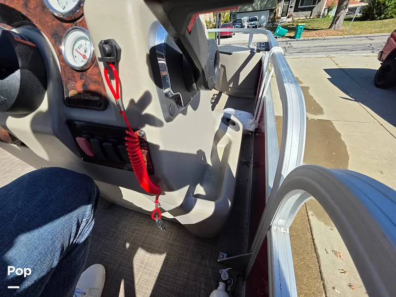 Slide: The Image of Sun Tracker Bass Buggy 18 DLX 2023 - 15970449