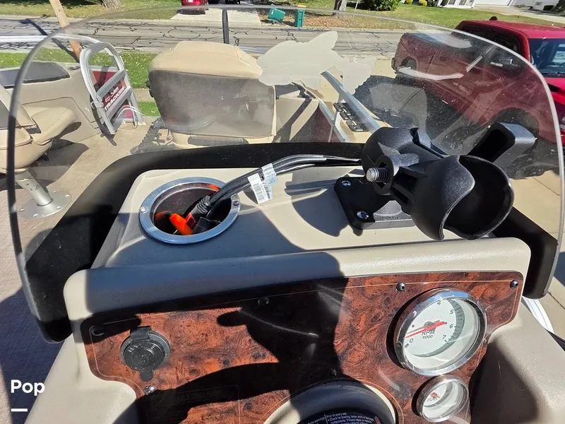 Slide: The Image of Sun Tracker Bass Buggy 18 DLX 2023 - 15970450