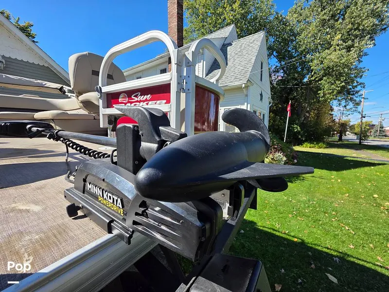 Slide: The Image of Sun Tracker Bass Buggy 18 DLX 2023 - 15970455