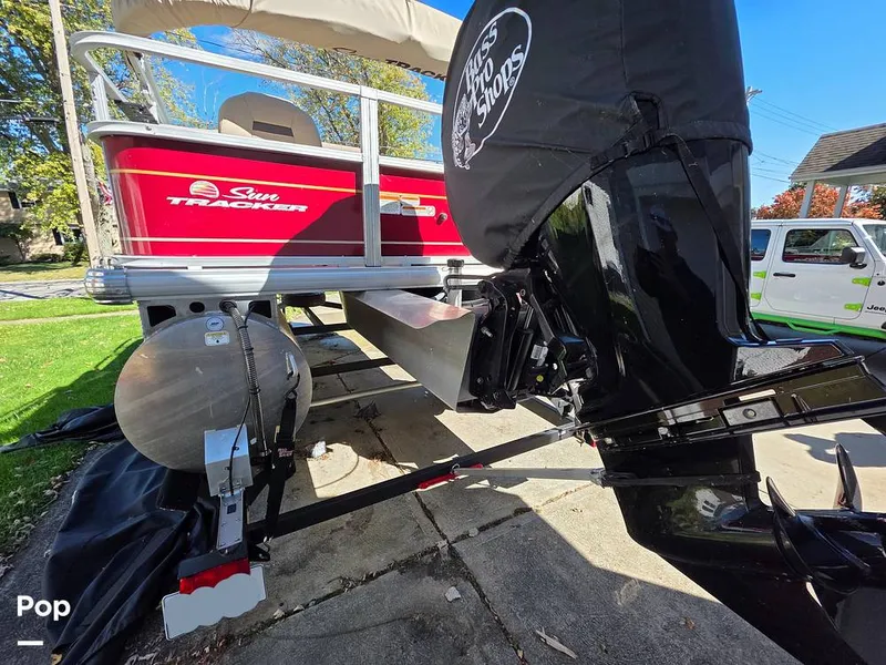 Slide: The Image of Sun Tracker Bass Buggy 18 DLX 2023 - 15970401