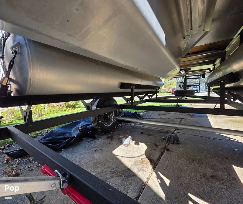 Slide: The Image of Sun Tracker Bass Buggy 18 DLX 2023 - 15970471