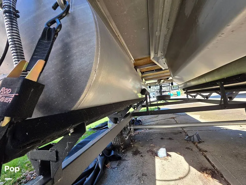 Slide: The Image of Sun Tracker Bass Buggy 18 DLX 2023 - 15970402