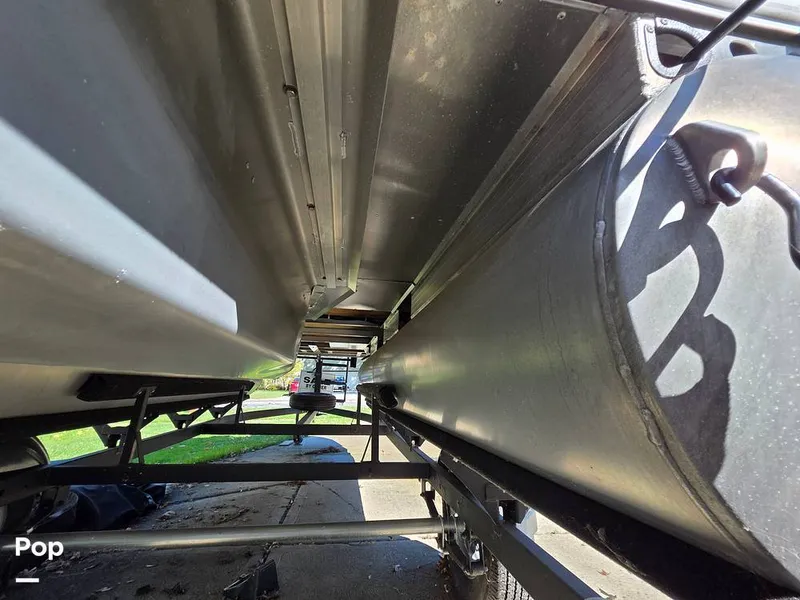 Slide: The Image of Sun Tracker Bass Buggy 18 DLX 2023 - 15970472