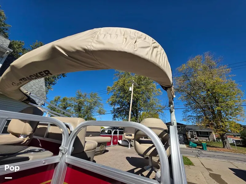 Slide: The Image of Sun Tracker Bass Buggy 18 DLX 2023 - 15970473