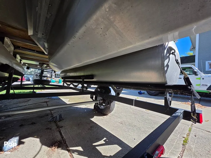 Slide: The Image of Sun Tracker Bass Buggy 18 DLX 2023 - 15970403