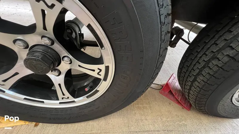 Slide: The Image of Tire/wheel Detail - 15548354