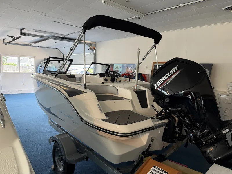 Slide: The Image of Bayliner 170EL 2025 - 1