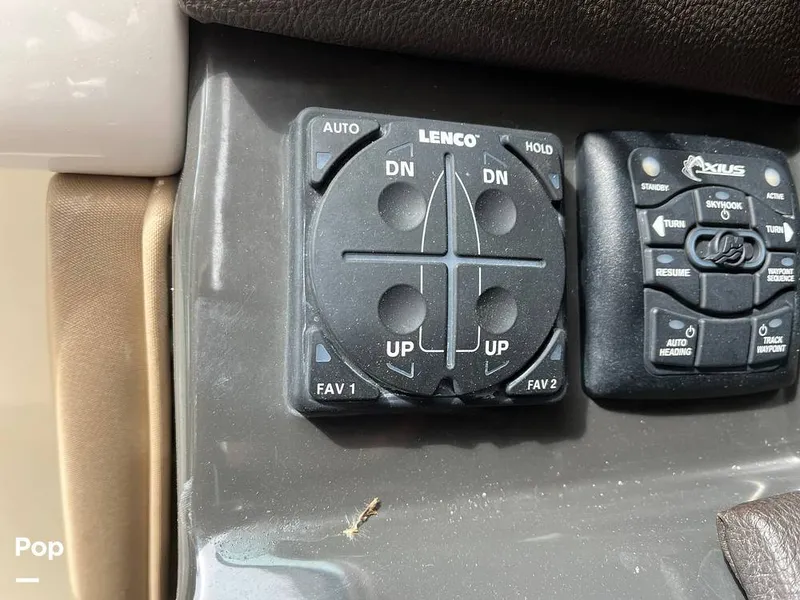 Slide: The Image of Sea Ray SLX 350 2016 - 15603085