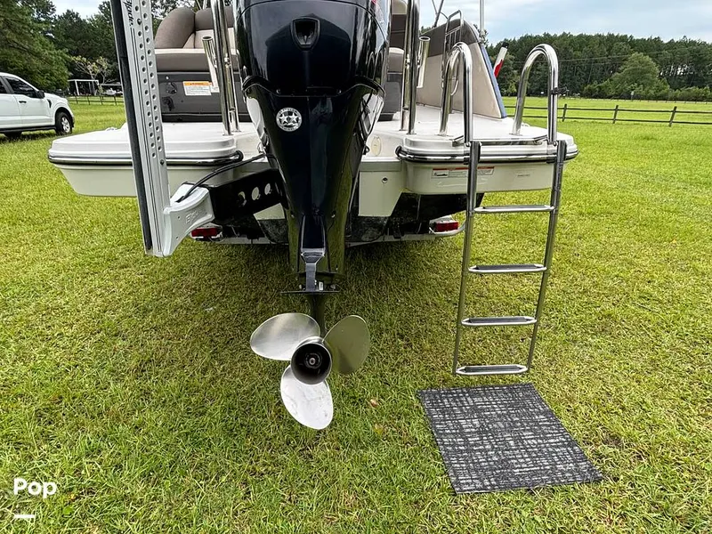 Slide: The Image of Bayliner Element XR7 2017 - 15723400