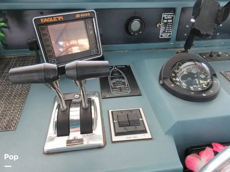 Slide: The Image of Sea Ray 390 Express Cruiser 1989 - 15640954