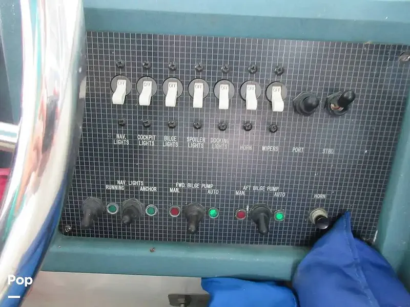 Slide: The Image of Sea Ray 390 Express Cruiser 1989 - 15640955