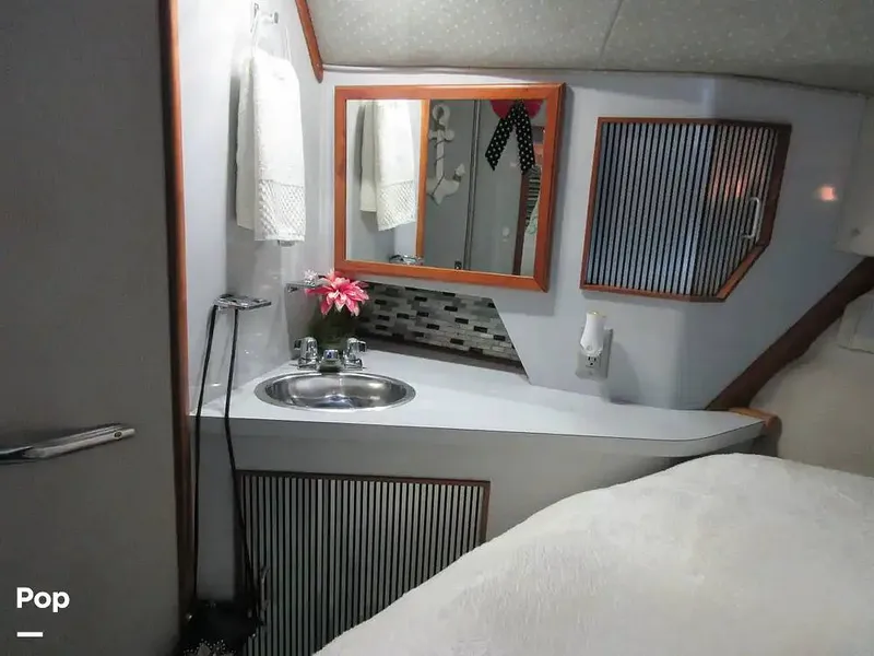 Slide: The Image of Sea Ray 390 Express Cruiser 1989 - 15640851