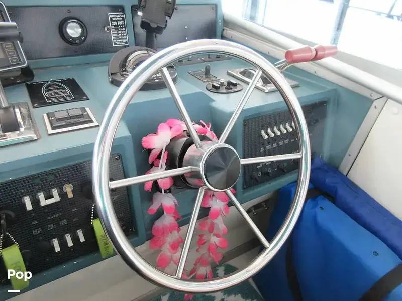 Slide: The Image of Sea Ray 390 Express Cruiser 1989 - 15640964