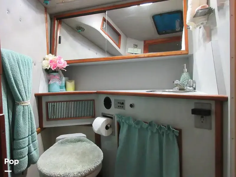 Slide: The Image of Sea Ray 390 Express Cruiser 1989 - 15640848