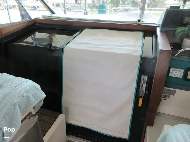 Slide: The Image of Sea Ray 390 Express Cruiser 1989 - 15640856