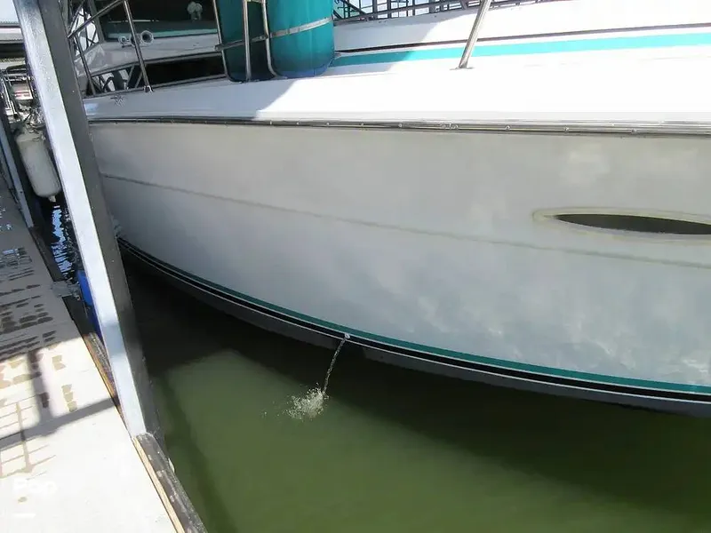 Slide: The Image of Sea Ray 390 Express Cruiser 1989 - 15641016