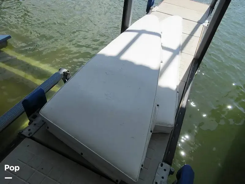 Slide: The Image of Sea Ray 390 Express Cruiser 1989 - 15641072