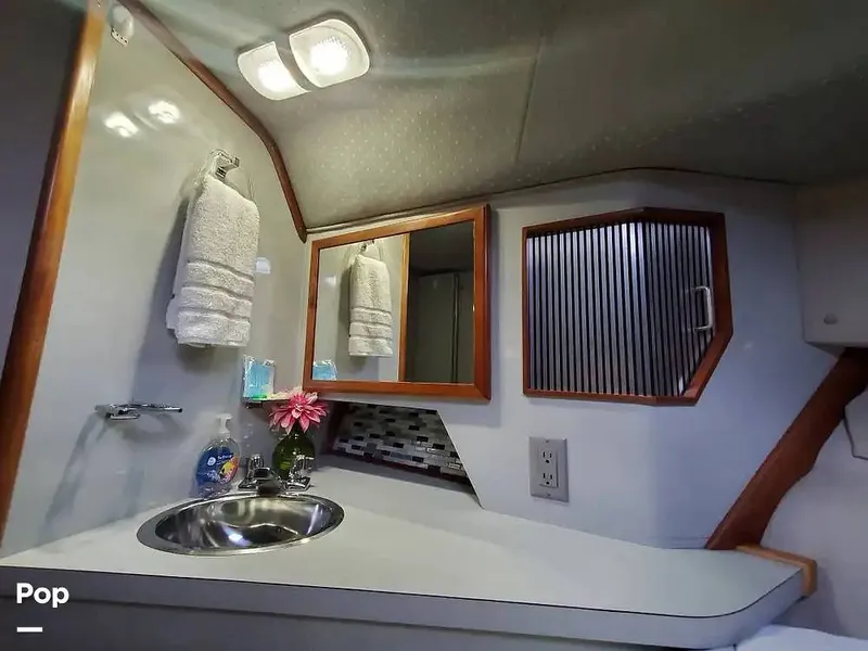 Slide: The Image of Sea Ray 390 Express Cruiser 1989 - 15641091