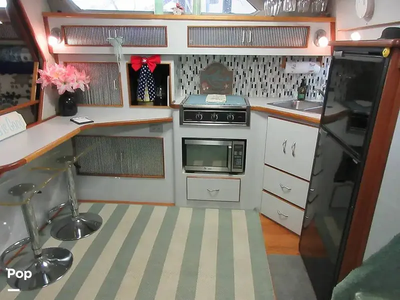 Slide: The Image of Sea Ray 390 Express Cruiser 1989 - 15640872