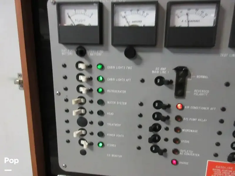 Slide: The Image of Sea Ray 390 Express Cruiser 1989 - 15640866