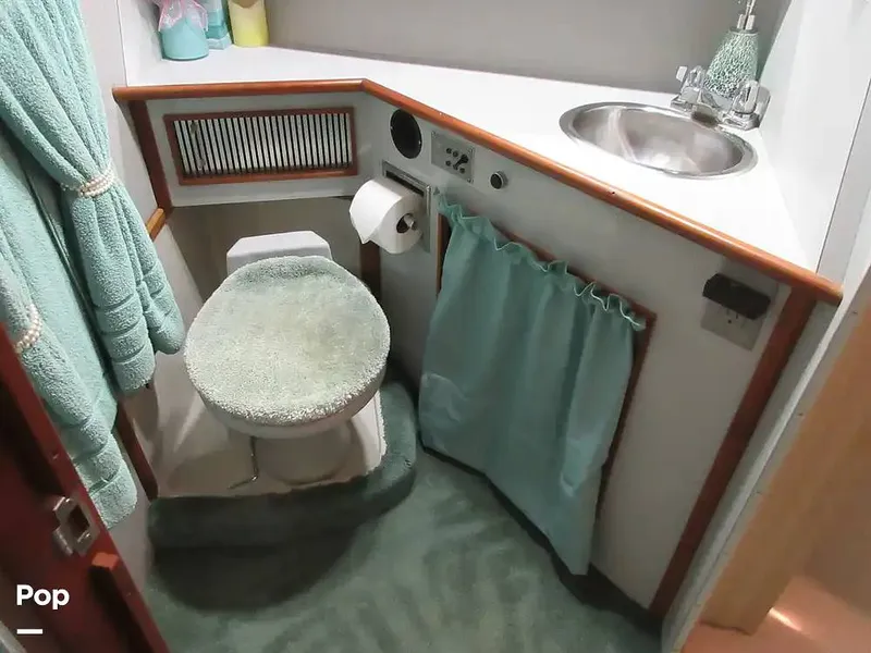 Slide: The Image of Sea Ray 390 Express Cruiser 1989 - 15640904