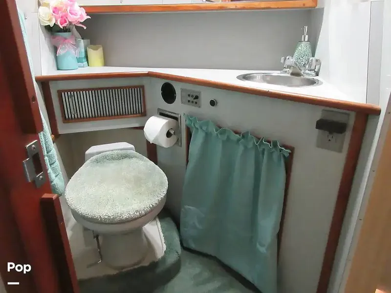 Slide: The Image of Sea Ray 390 Express Cruiser 1989 - 15640908