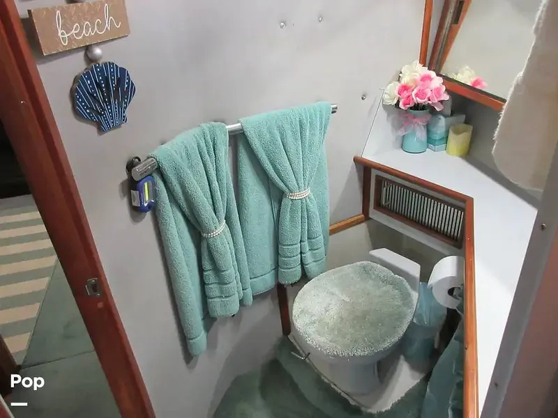 Slide: The Image of Sea Ray 390 Express Cruiser 1989 - 15640922